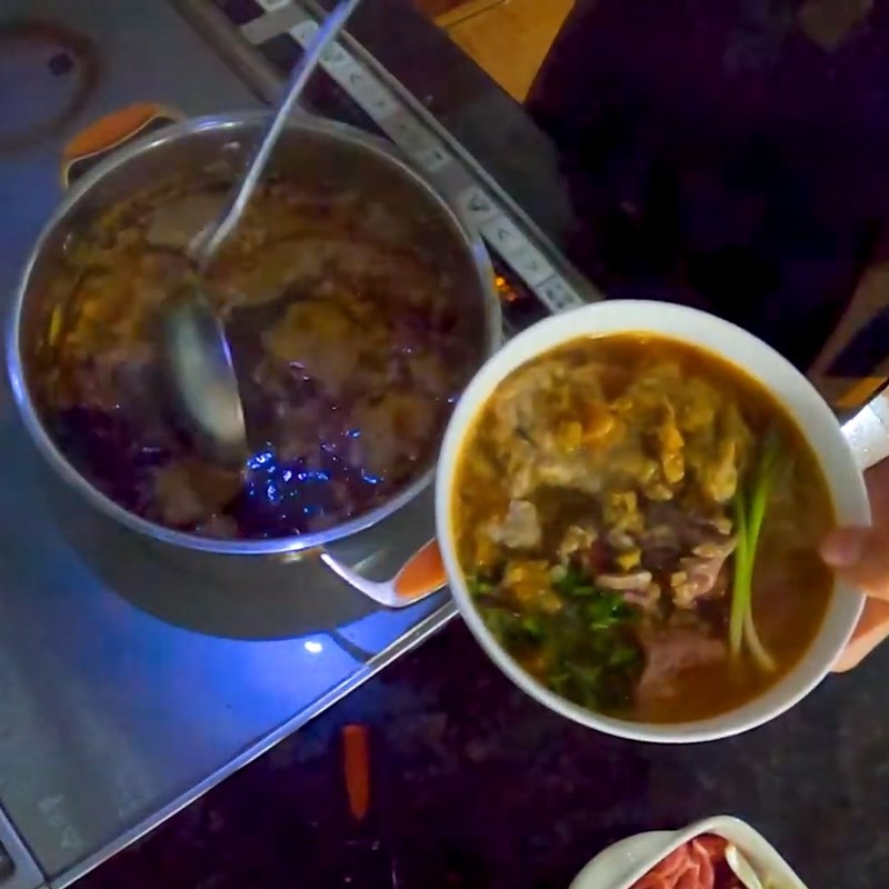 Nêm nếm và hoàn tất nồi nước dùng bún riêu cua bắp bò