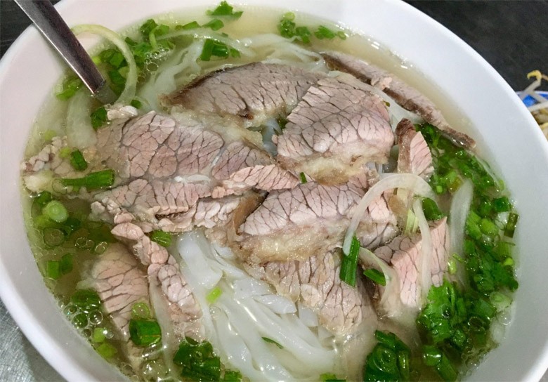 Bát phở bò thơm ngon với nước dùng ngon ngọt