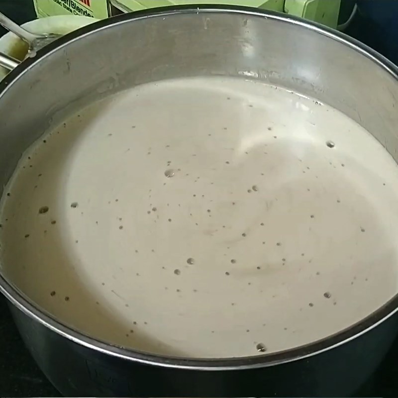 Bước phơi nắng nước cua để tạo hương vị đặc trưng cho bún mắm cua