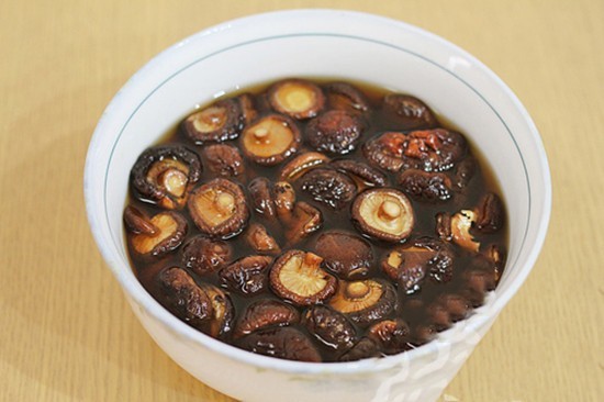 Nấm hương khô được ngâm nở, sẵn sàng cho nồi lẩu gà thơm lừng