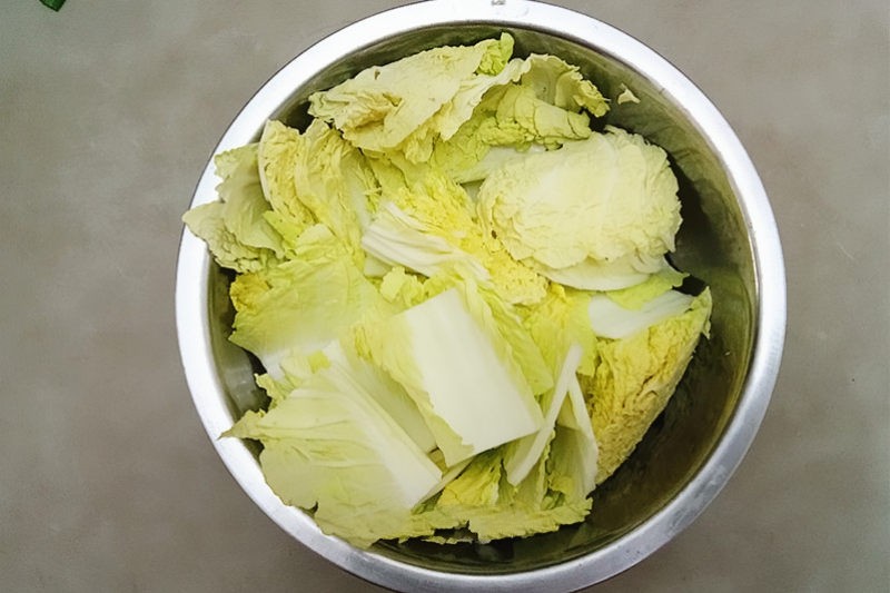 Cải thảo tươi xanh đã được rửa sạch và cắt khúc chuẩn bị nấu miến healthy