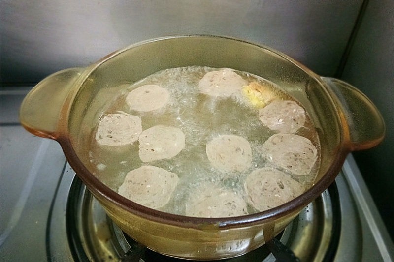 Nồi nước dùng đang sôi cùng chả bò và gừng, là bước đầu tiên của cách nấu miến giảm cân