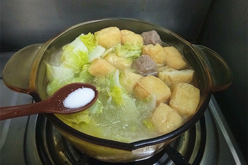 Món miến bò viên cải thảo đã hoàn thành, nêm nếm gia vị vừa miệng