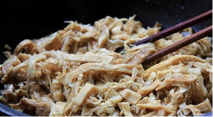 Măng khô đã ngâm nở, tước sợi sẵn sàng cho món miến vịt