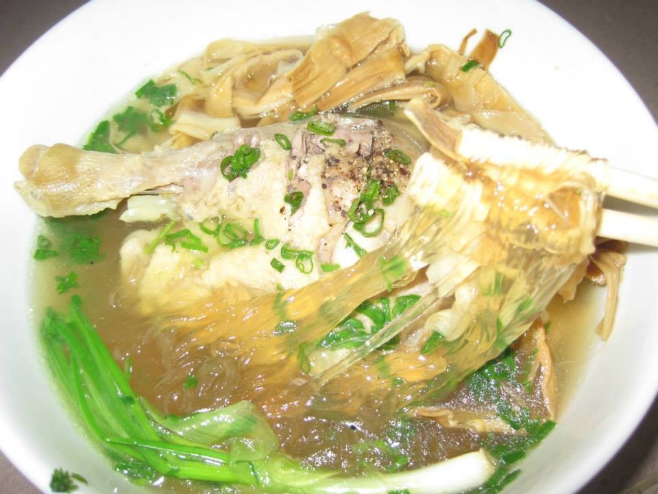 Nồi nước dùng miến vịt măng khô sôi nhẹ, dậy mùi thơm