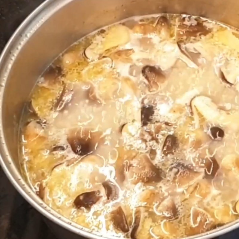 Nấu cháo với nước luộc gà và nấm rơm, tạo hương vị đậm đà
