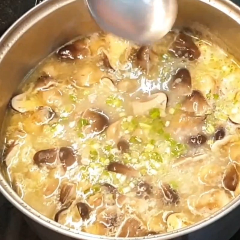 Cháo gà nấm rơm đang sôi, cần khuấy đều để cháo không bị khét
