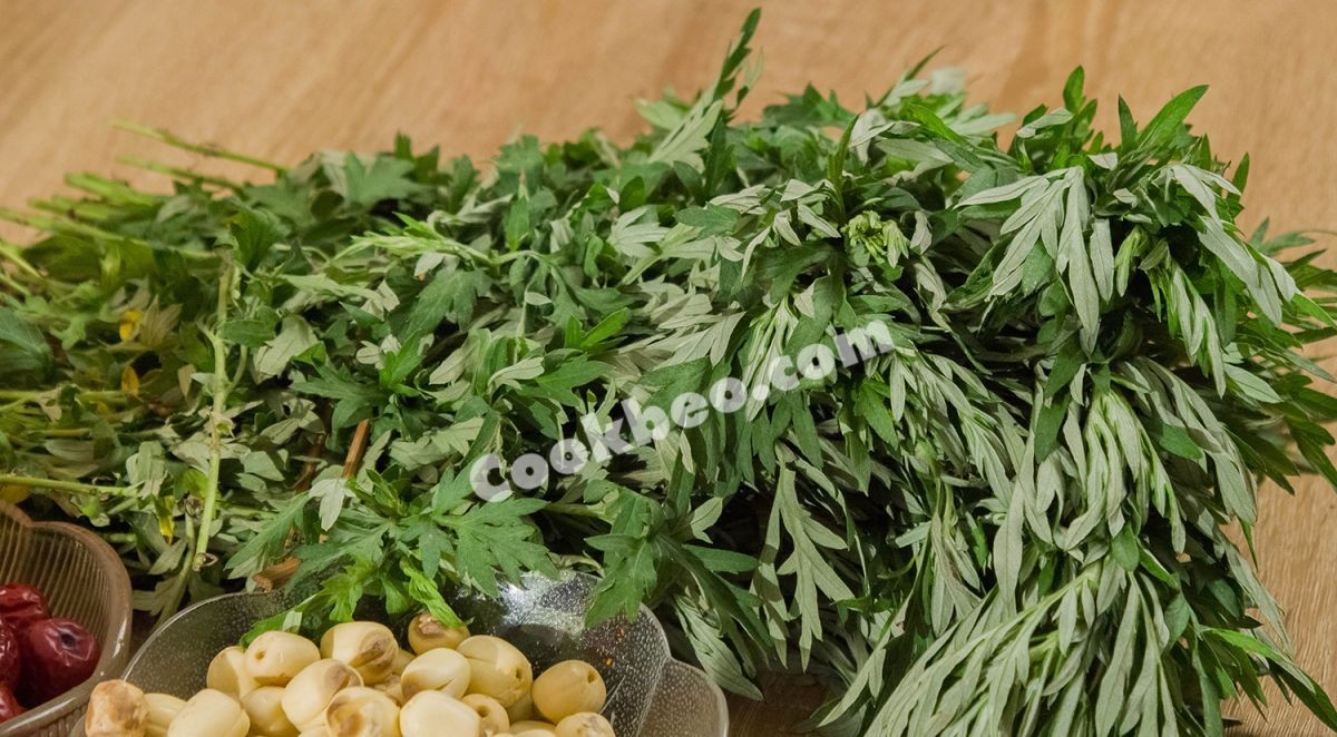 Bó rau ngải cứu xanh tươi, nguyên liệu chính tạo nên hương vị đặc trưng cho cách nấu gà với ngải cứu