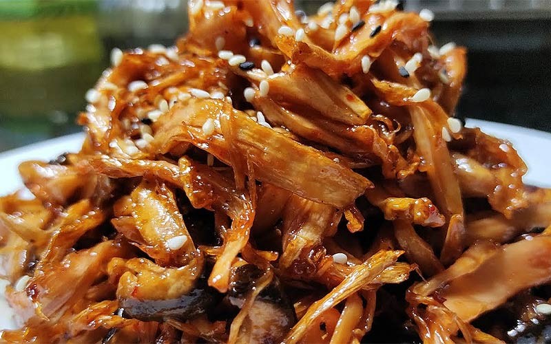 Rim thịt gà xé đậm đà với các loại gia vị để tăng hương vị cho món xôi gà xé nước cốt dừa