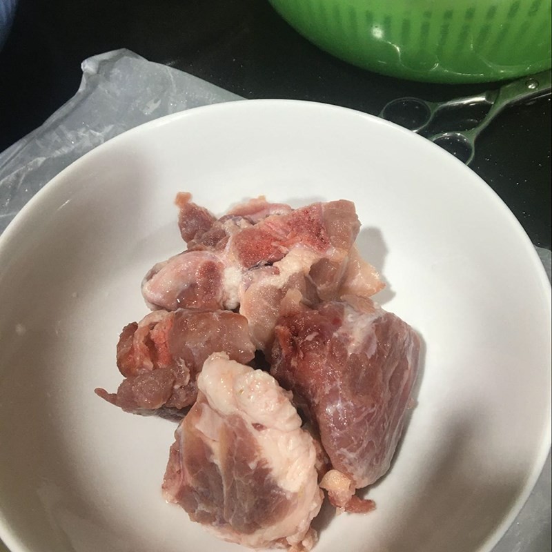 Xương heo đang được ngâm trong nước muối loãng để khử mùi hôi trước khi chế biến món mì xương ngon