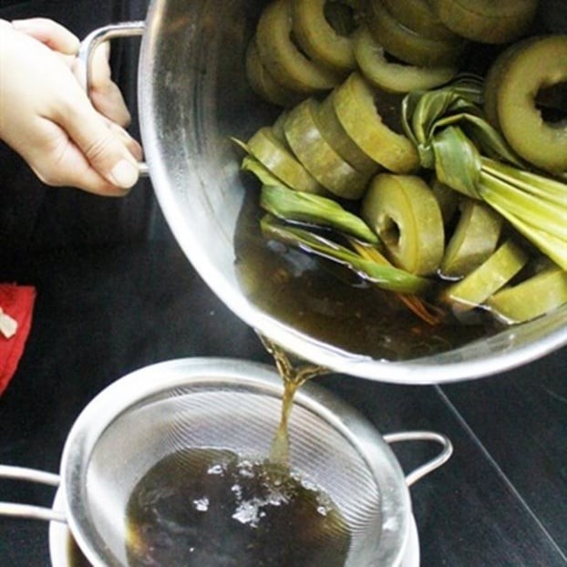 Nước sâm bí đao lá dứa đã nguội, đường đang được khuấy tan