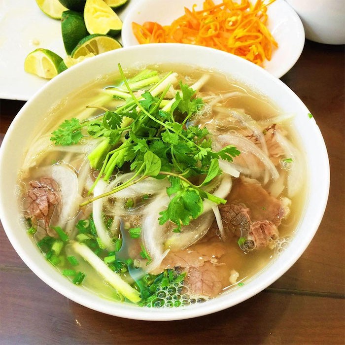 Một tô phở thơm phức với hương vị ngọt thanh của nước dùng trong veo tạo bởi chính sá sùng khô thơm ngon khó cưỡng, đậm đà khó quên