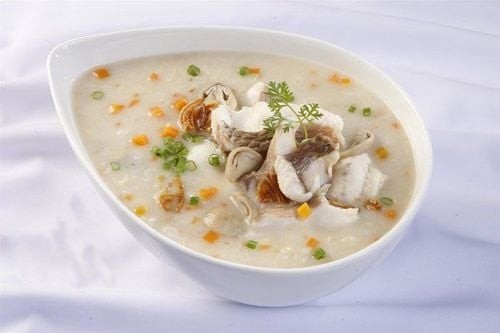 Bát cháo cá chép đậu xanh nóng hổi bổ dưỡng cho bà bầu, chứa đầy đủ dưỡng chất cần thiết cho thai kỳ.