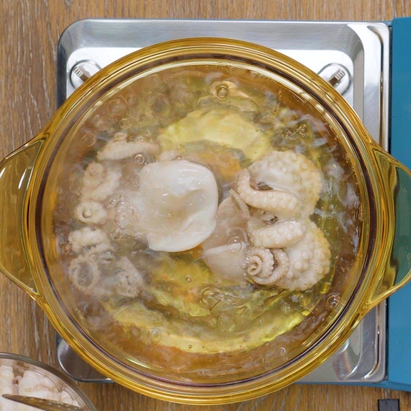 Sơ chế bạch tuộc tươi cho món lẩu kim chi