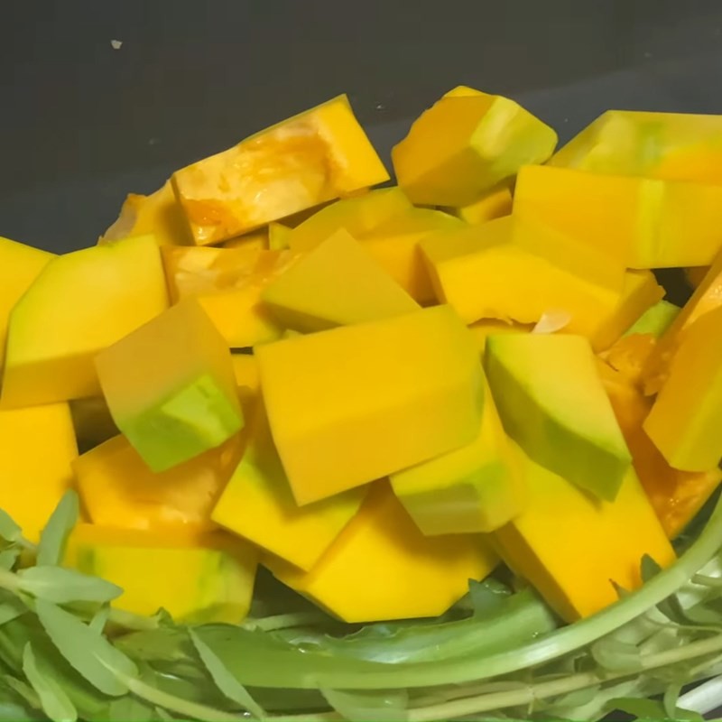 Bí đỏ được cắt thành các miếng vuông vắn, đều nhau, sẵn sàng để nấu canh