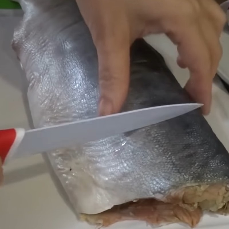 Miếng cá hồi đã sơ chế sạch sẽ, sẵn sàng cho món canh ngót cá hồi