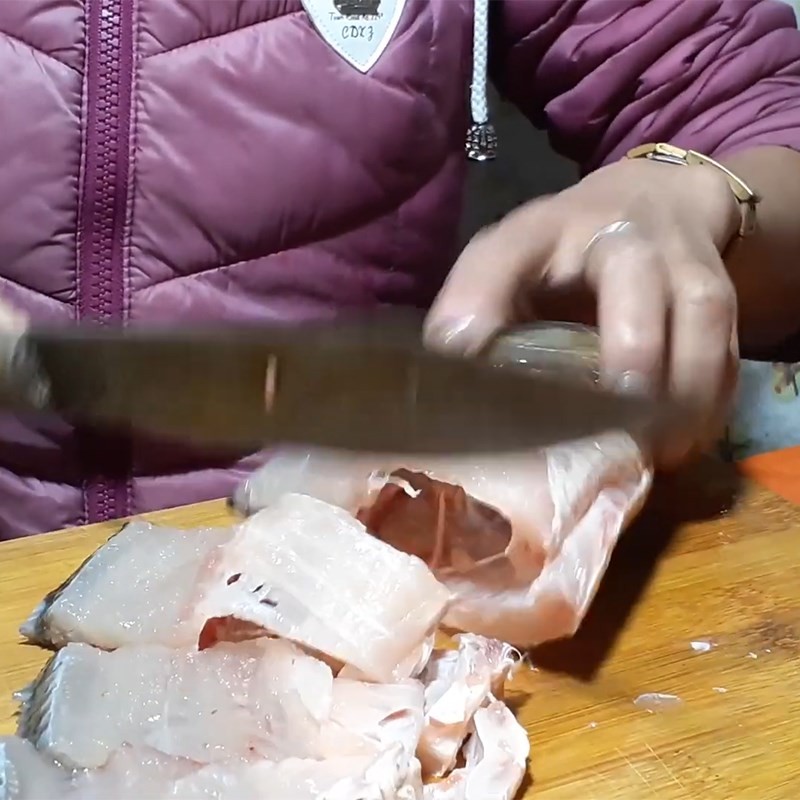 Cá chép đã sơ chế và cắt khúc đều đặn, sẵn sàng cho món canh