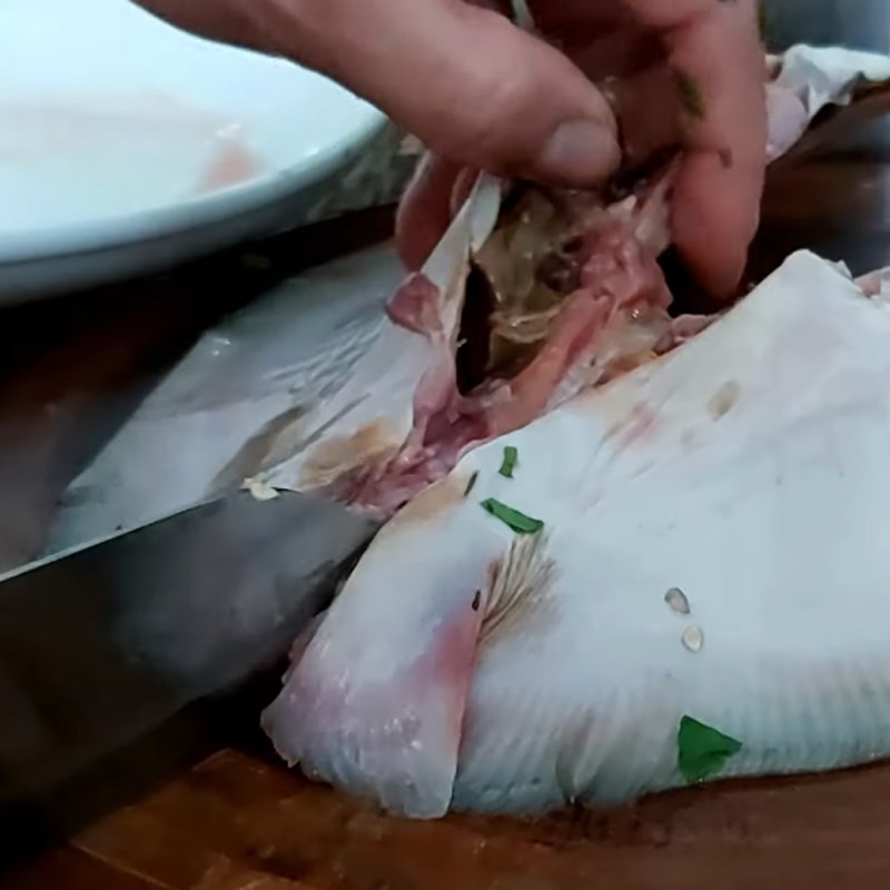 Khử mùi tanh cá đuối với nước nóng