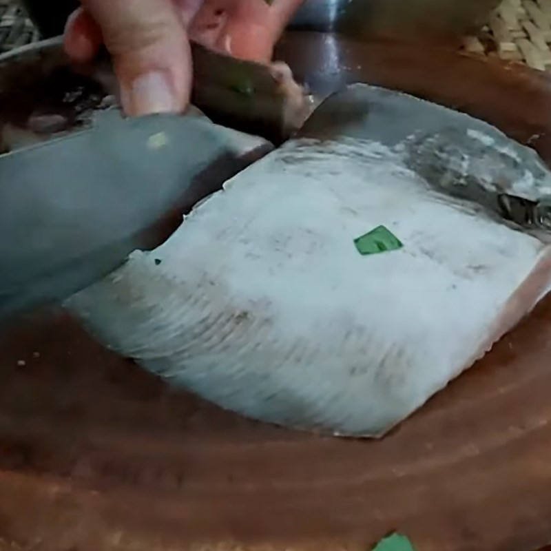 Cắt khúc cá đuối