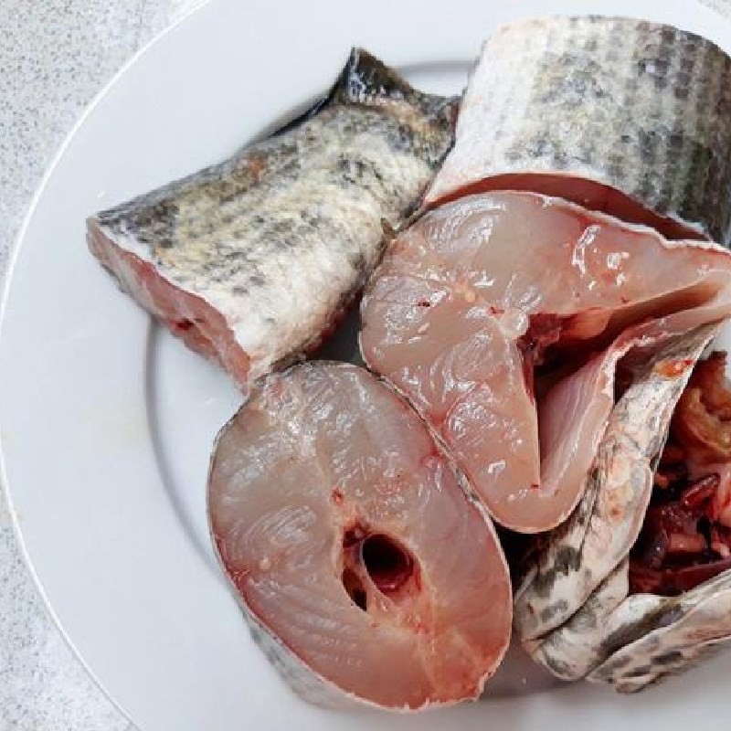 Cá lóc được cắt thành từng khúc đều đặn, sẵn sàng để ướp và nấu món cá với chuối xanh