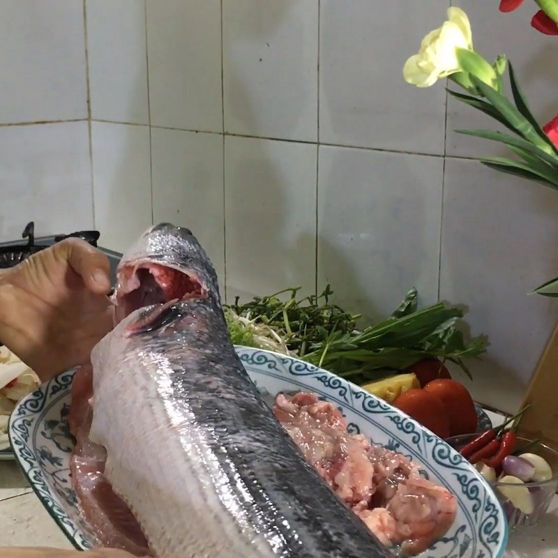 Sơ chế cá lóc bằng muối để khử mùi tanh
