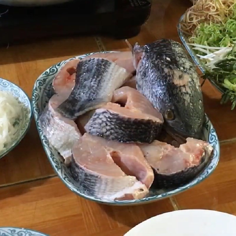 Rửa sạch cá lóc sau khi sơ chế