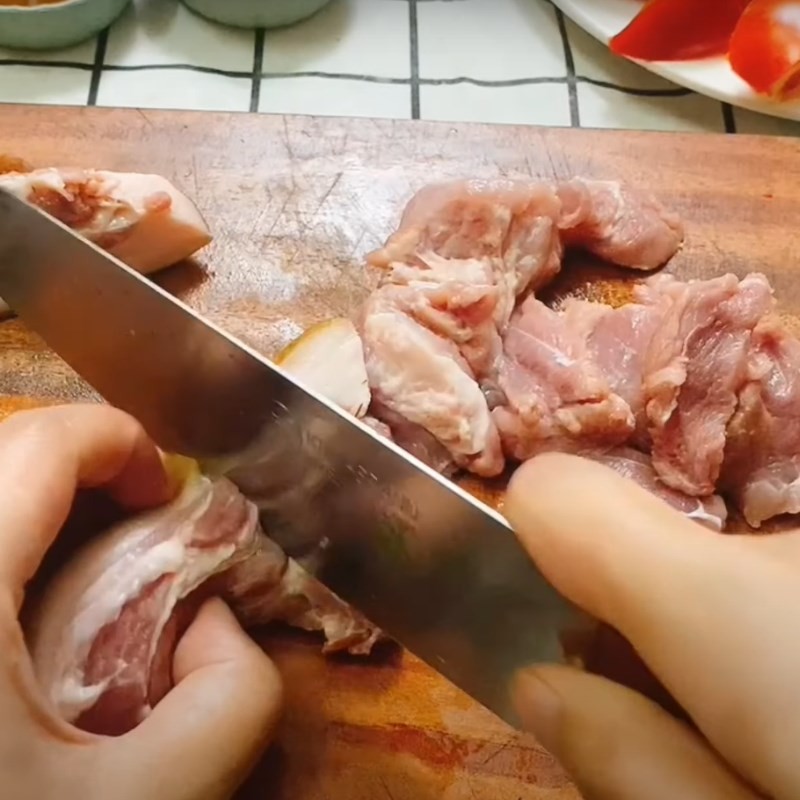 Thịt ba chỉ thái miếng vừa ăn cho món cách cá nấu dưa chua
