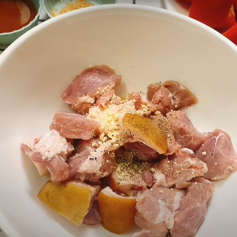 Ướp cá diêu hồng với gia vị để cá nấu dưa chua thêm đậm đà