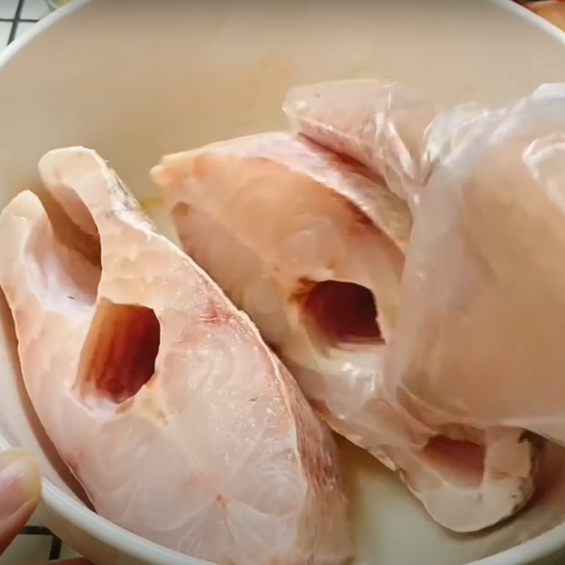 Sơ chế cá diêu hồng tươi để chuẩn bị nấu món canh cá dưa chua
