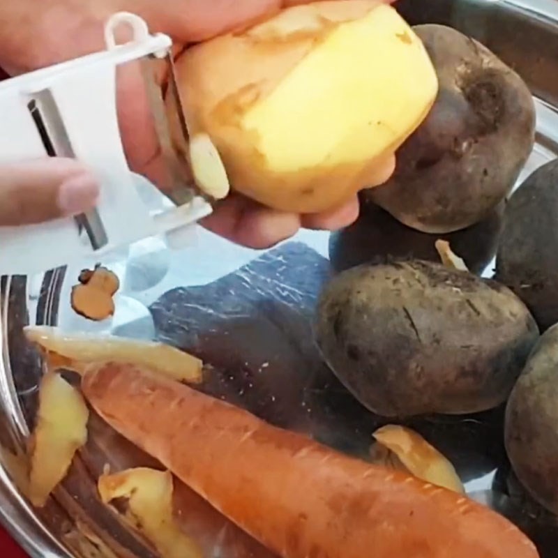 Sơ chế các loại rau củ cho món canh củ dền xương heo