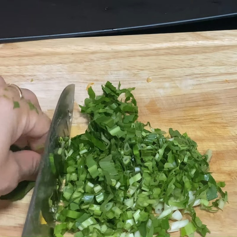 Ngò gai và ngò ôm được rửa sạch, thái nhỏ để chuẩn bị cho món canh bí đỏ chay
