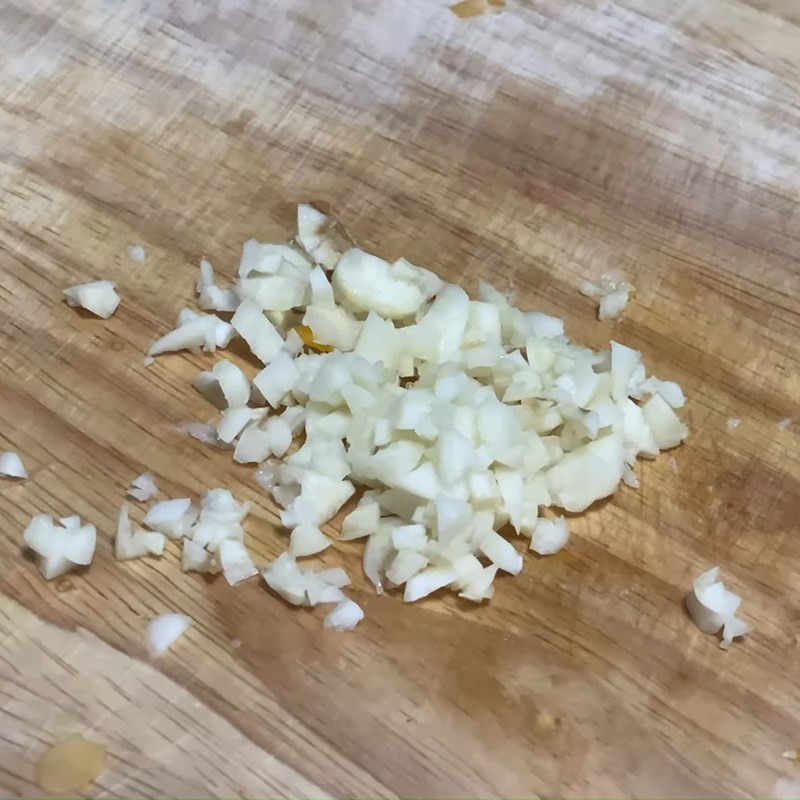 Sơ chế các loại rau thơm như ngò gai, ngò ôm bằng cách nhặt sạch, rửa và cắt nhỏ