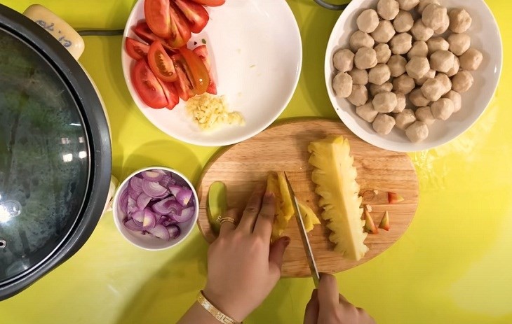 Sơ chế các loại rau nhúng lẩu cá linh như bông súng, bông điên điển