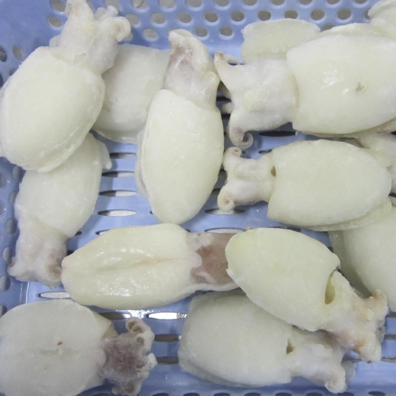 Sơ chế mực sạch cho món canh chua
