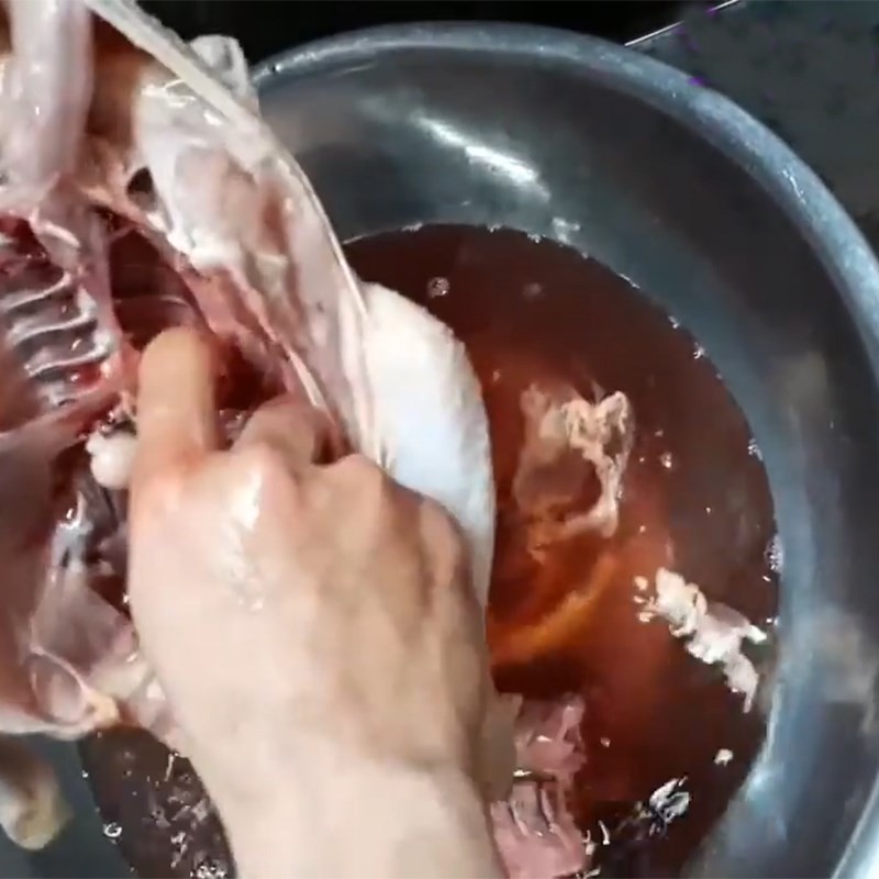 Sơ chế hạt sen tươi để nấu súp gà