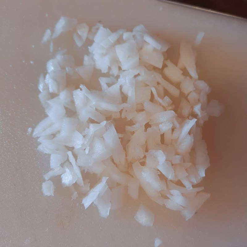 Sơ chế hành tây thái lát và hành lá cắt khúc để rang cháy cạnh
