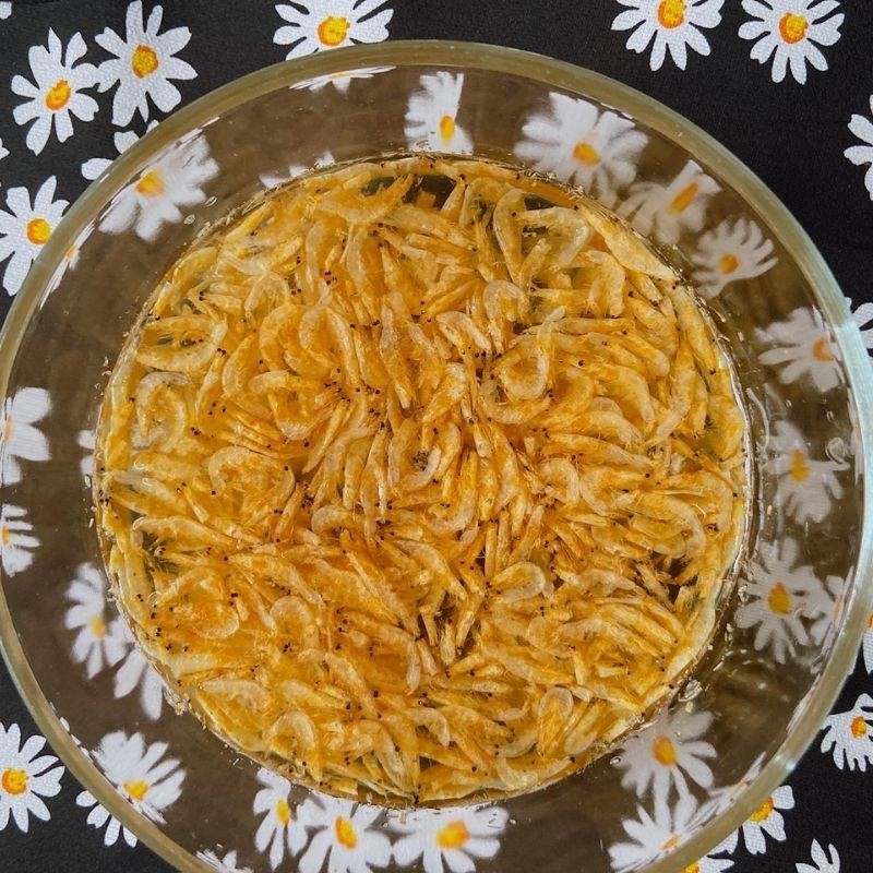 Rong biển khô được ngâm nở và sơ chế sạch sẽ để chuẩn bị nấu canh