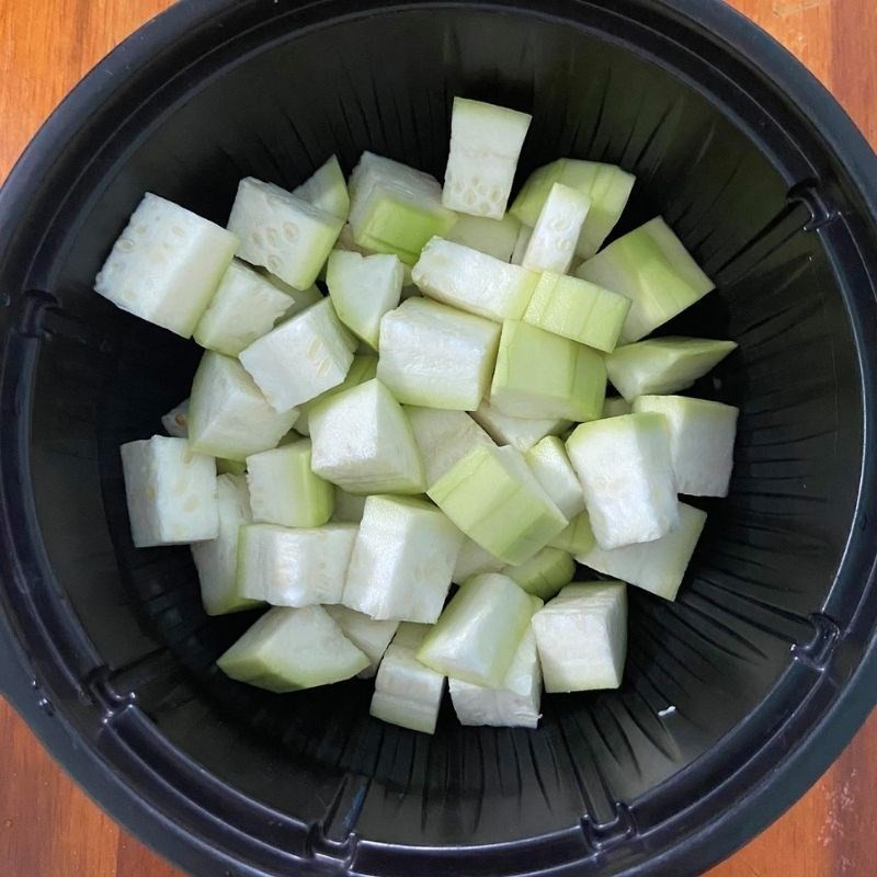 Bầu được gọt vỏ và cắt lát dày hơn cho món canh bầu với tép khô