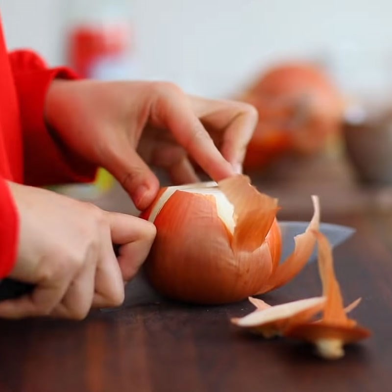 Sơ chế hành tây và kim chi cho canh cá ngừ ngâm dầu