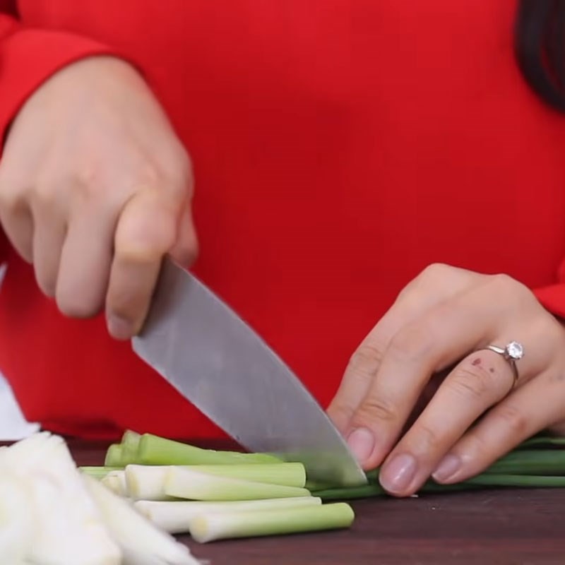 Kim chi và hành lá đã được sơ chế cắt khúc cho món canh