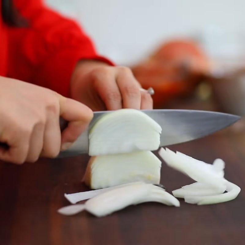 Cắt đậu hũ và hành lá chuẩn bị nấu canh kim chi cá ngừ