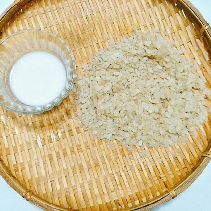 Sơ chế khoai lang bằng cách gọt vỏ
