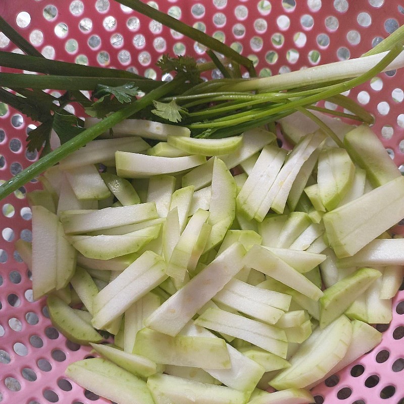 Sơ chế tép tươi sạch sẽ trước khi chế biến món canh bầu với tép