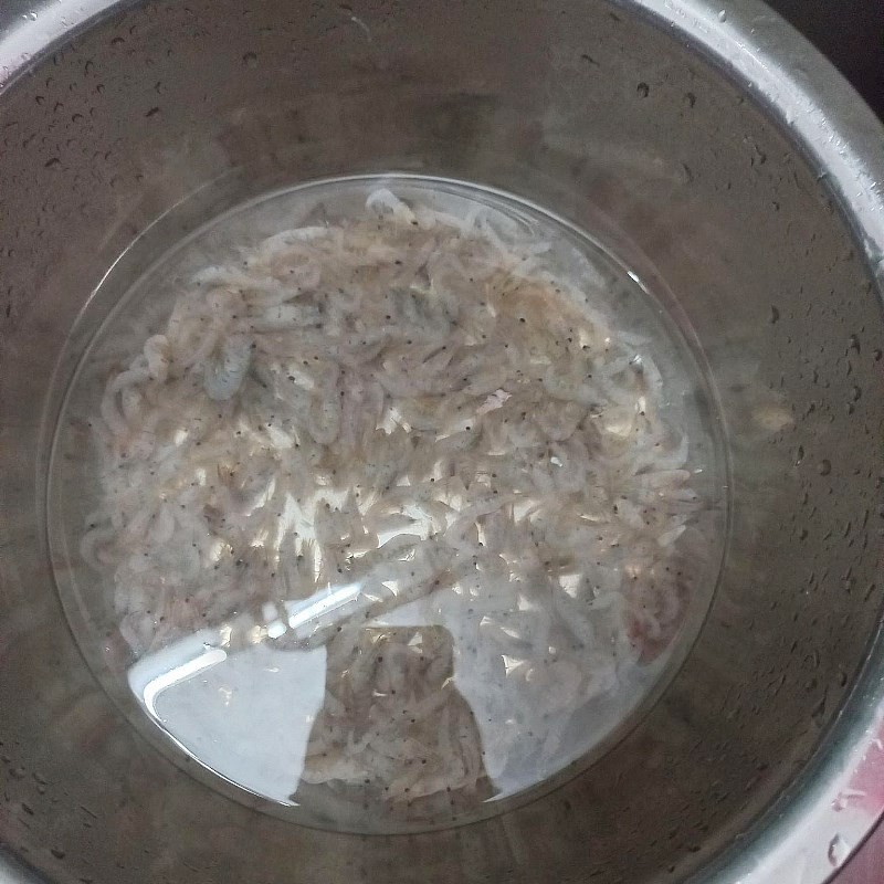 Gọt vỏ và cắt bầu thành miếng vừa ăn để nấu canh bầu với tép