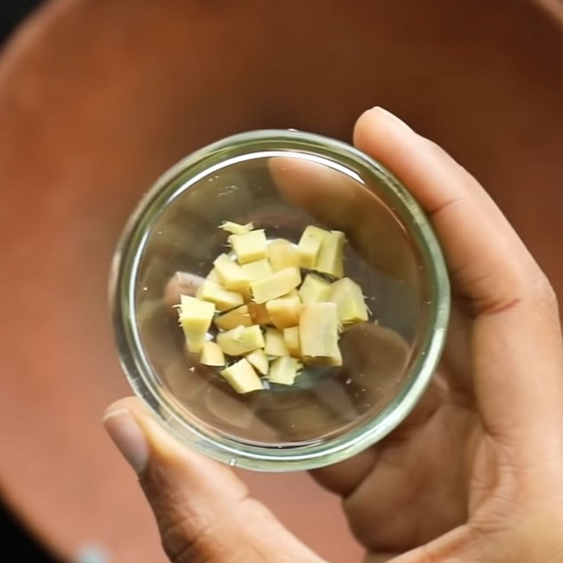 Gừng và ớt xanh đã sơ chế, thái nhỏ để nấu súp