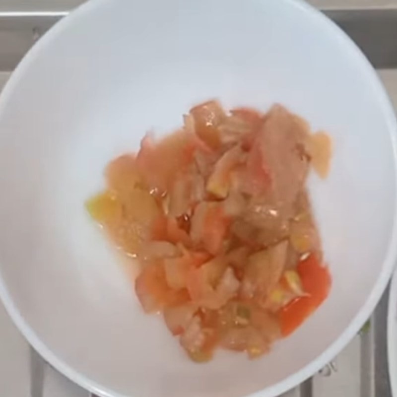 Sơ chế cà chua, lột vỏ và bỏ ruột để nấu cháo trứng cà chua