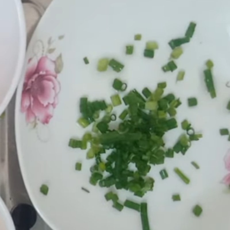 Cà chua đã cắt hạt lựu sẵn sàng cho món cháo trứng cà chua