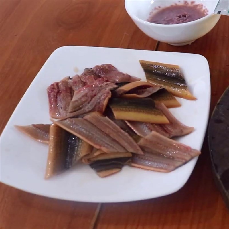 Sơ chế lươn sạch nhớt, sẵn sàng cho món lươn xào chuối