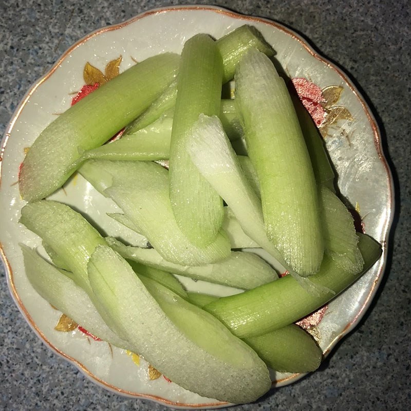 Sơ chế dọc mùng cho món canh chua nấm chay