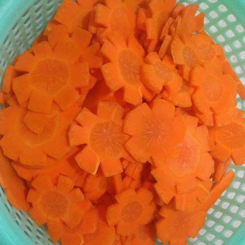 Cắt cà rốt thành từng lát vừa ăn cho món canh